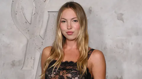 Lila Moss, YSL Beauty etkinliğinde şeffaf kıyafet trendini zirveye taşıdı