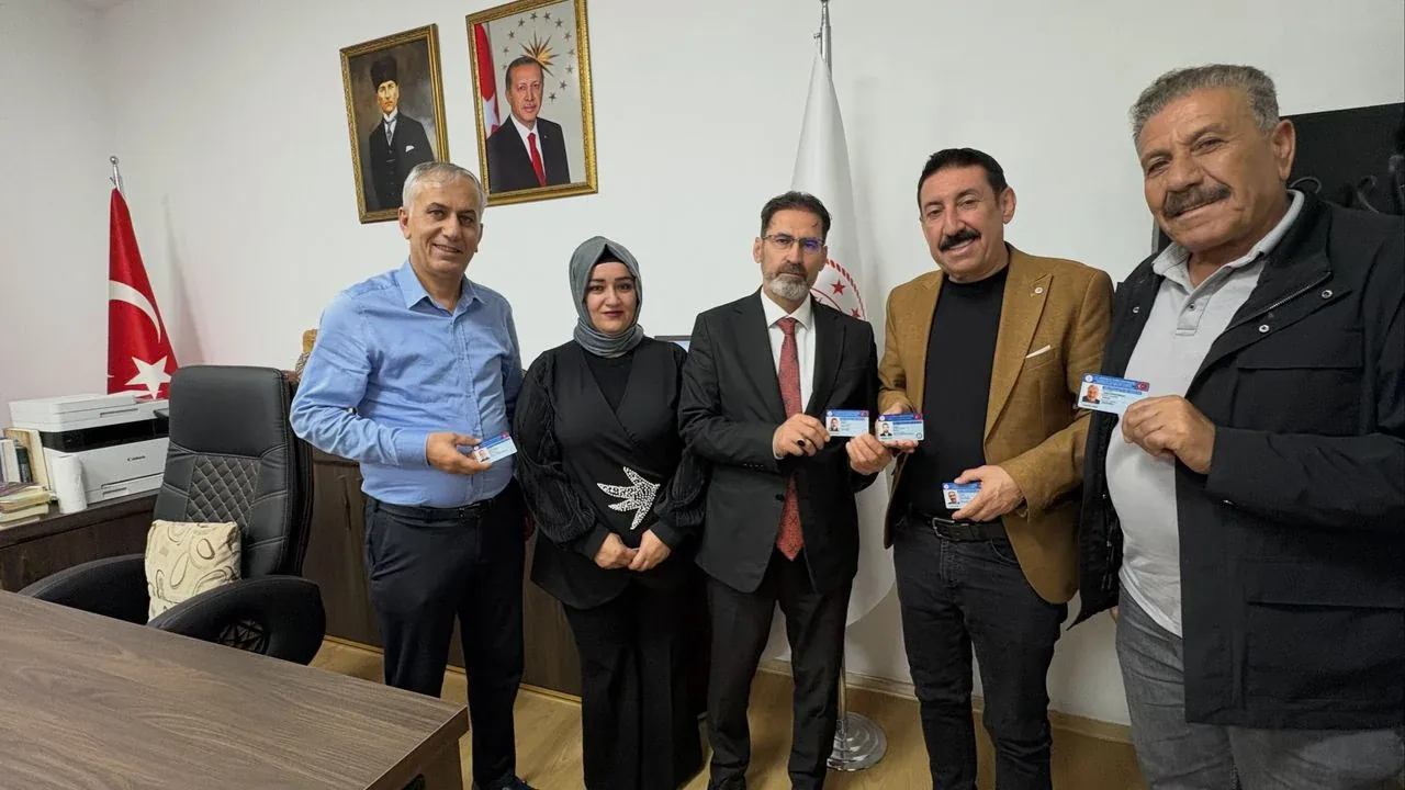 Şırnak'ta Cizreli üç dengbêje 'Somut Olmayan Kültürel Miras Taşıyıcısı' kartı verildi Şırnak'ta Cizreli üç dengbêje 'Somut Olmayan Kültürel Miras Taşıyıcısı' kartı verildi
