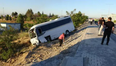 Malatya-Ankara Karayolu'nda Servis Aracı Devrildi: 5 Yaralı Malatya-Ankara Karayolu'nda Servis Aracı Devrildi: 5 Yaralı