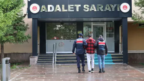 Bayburt'ta 9 yıl hapis cezalı uyuşturucu firarı yakalandı