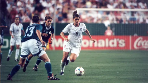 Kadın Futbolunun Öncüsü Mia Hamm: Sahalardan Dijital Dünyaya Uzanan Miras
