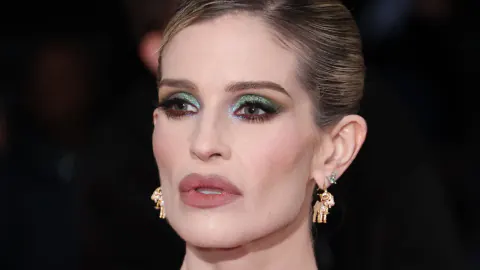 Kelly Osbourne, 'Kript Tutkusu' Yorumlarına Karşı NTA 2026'da Vivienne Westwood ile Etkili Dönüş Yaptı