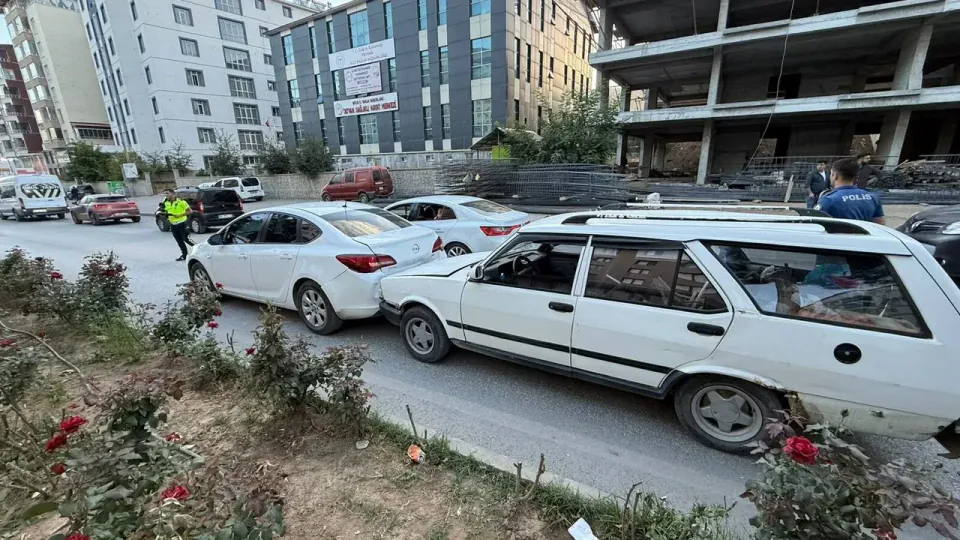 Tatvan’da 3 aracın karıştığı zincirleme kaza: Trafik geçici süre kısıtlandı görseli