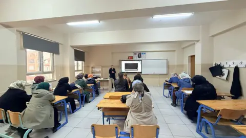 Bilecik'te velilere "Okul ve Aile" eğitimi: Okul-aile işbirliği güçlendirildi