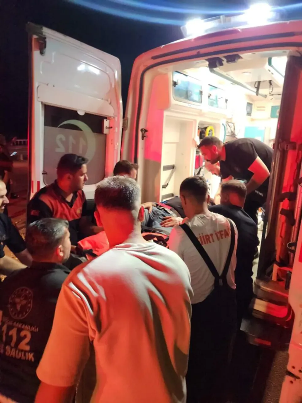 Siirt-Baykan Yolunda Korkutan Kaza: Pikap Refüje Saplandı görseli