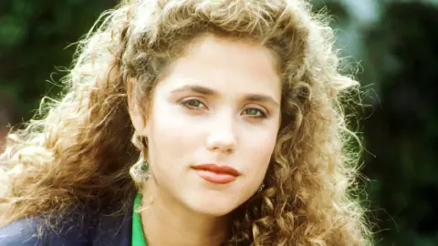 Elizabeth Berkley: 'Showgirls' felaketinden 30 yıl sonra Hollywood'a nasıl döndü?