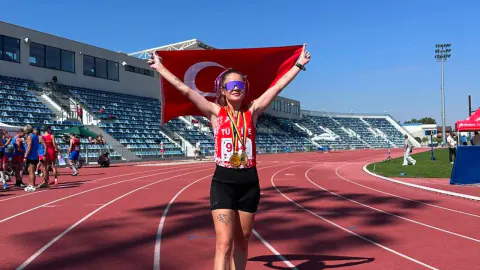 Bolu'nün Öğretmeni Derya Kaman, Balkan Masterlar Şampiyonası'nda İki Altınla Tarih Yazdı