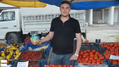 Niksar Pazarı'nda Tropikal Esinti: Tanesi 200 TL'lik Egzotik Meyve Kapış Kapış Gidiyor