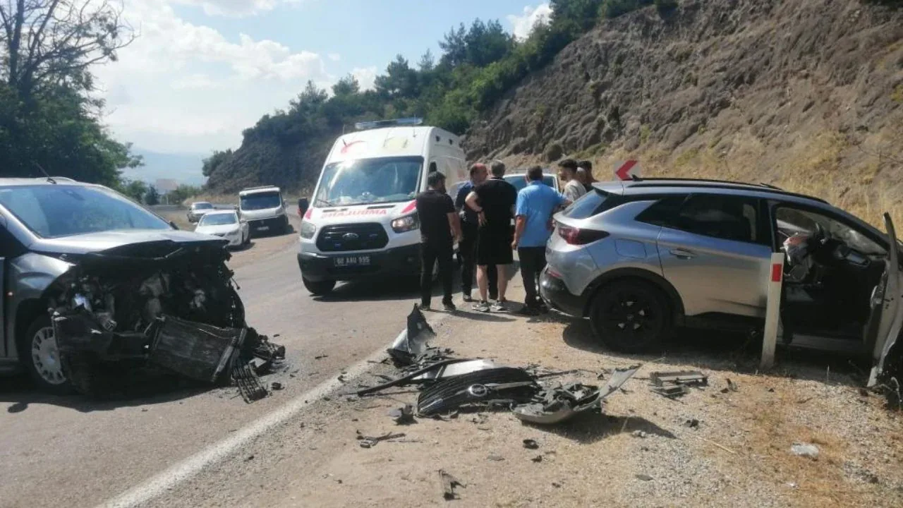 Tokat Niksar'da Korkutan Kaza: Kastamonu Plakalı İki Araç Kafa Kafaya Çarpıştı Tokat Niksar'da Korkutan Kaza: Kastamonu Plakalı İki Araç Kafa Kafaya Çarpıştı
