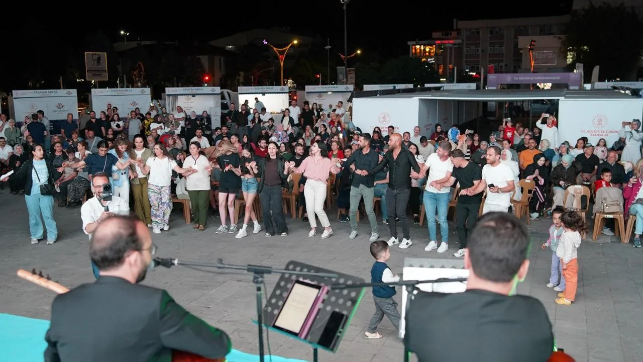 Erzincan Yaşayan Miras Şöleni 21 İlin Kültürel Zenginliğini Buluşturdu Erzincan Yaşayan Miras Şöleni 21 İlin Kültürel Zenginliğini Buluşturdu