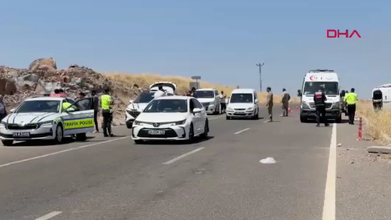 Diyarbakır'da Öğrenci Servisi ile Otomobil Çarpıştı: 19 Yaralı Diyarbakır'da Öğrenci Servisi ile Otomobil Çarpıştı: 19 Yaralı