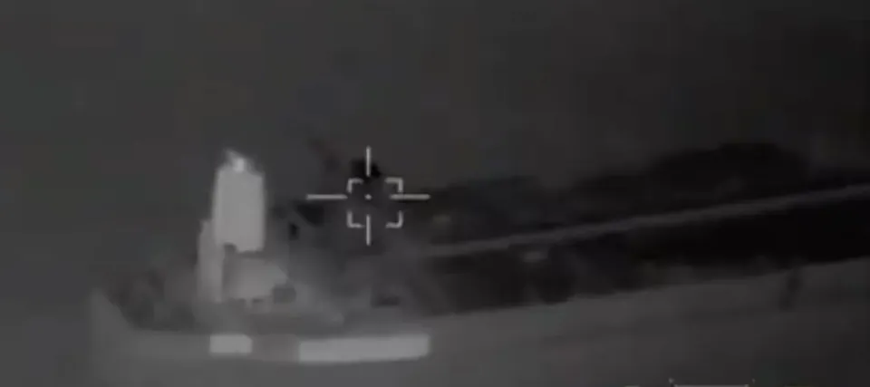 İran Devrim Muhafızları Hormuz Boğazı'nda 'ihlal eden gemilere' saldırı görüntüleri yayınladı görseli