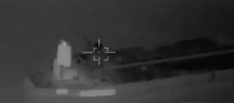 İran Devrim Muhafızları Hormuz Boğazı'nda 'ihlal eden gemilere' saldırı görüntüleri yayınladı