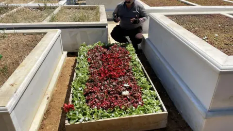 Kadir İnanır'ın kabri sevenleri tarafından çiçeklerle donatıldı