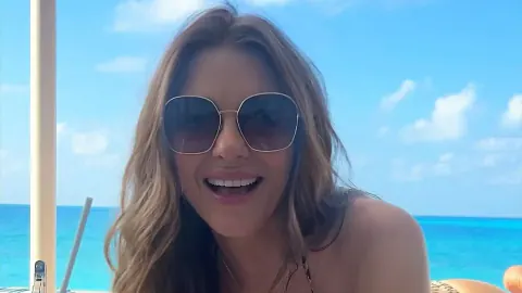 Elizabeth Hurley, 61 yaşında şok etkisi yarattı: Şeftali bikini ve Billy Ray Cyrus ile romantik kareler