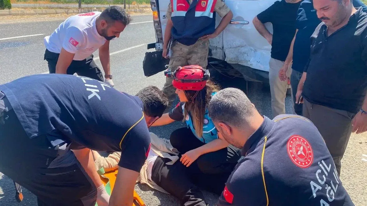 Şanlıurfa - Adıyaman Karayolunda Kaza: Minibüse Çarpan Otomobilde 12 Yaralı Şanlıurfa - Adıyaman Karayolunda Kaza: Minibüse Çarpan Otomobilde 12 Yaralı