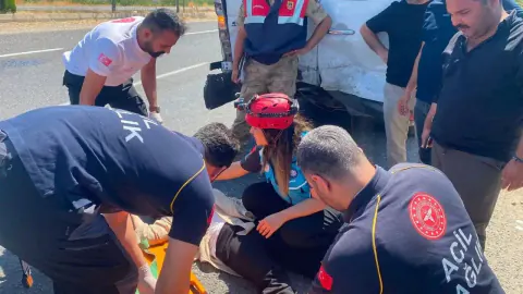 Şanlıurfa - Adıyaman Karayolunda Kaza: Minibüse Çarpan Otomobilde 12 Yaralı