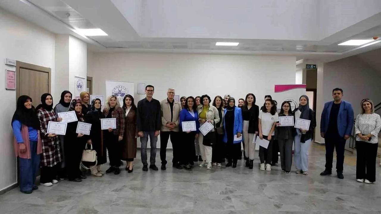 Elazığ’da 44 kadın dijital girişimciye dönüştü: Sertifika töreni gerçekleştirildi Elazığ’da 44 kadın dijital girişimciye dönüştü: Sertifika töreni gerçekleştirildi