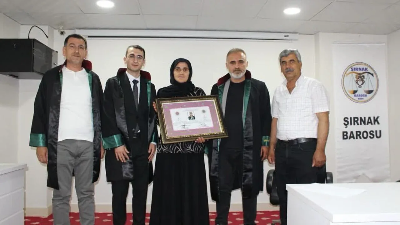 Şırnak Barosu'ndan Genç Avukat Şahin Gül'e Ruhsat Takdimi Şırnak Barosu'ndan Genç Avukat Şahin Gül'e Ruhsat Takdimi