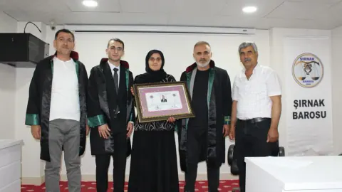 Şırnak Barosu'ndan Genç Avukat Şahin Gül'e Ruhsat Takdimi