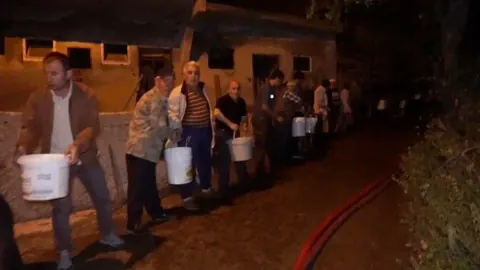 Çorum Bayat'ta kuşburnu ateşi yangına döndü: 2 ev ve ahır kül oldu