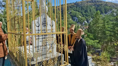 Kütahya'da Mevlevi büyüğü Akif Dede türbesi restorasyon sonrası ziyarete açıldı