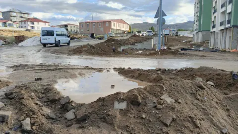 Van Muradiye'de toplu konut inşaatı okul yolunu çamur deryasına çevirdi