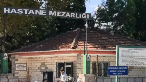 İnegöl'de mezarlıkta baltalı saldırı: Şüpheli tutuklandı