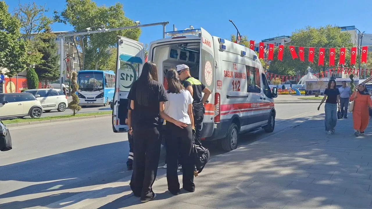 Kütahya'da hareketli araçtan düşen kadın yaralandı, hastaneye kaldırıldı Kütahya'da hareketli araçtan düşen kadın yaralandı, hastaneye kaldırıldı