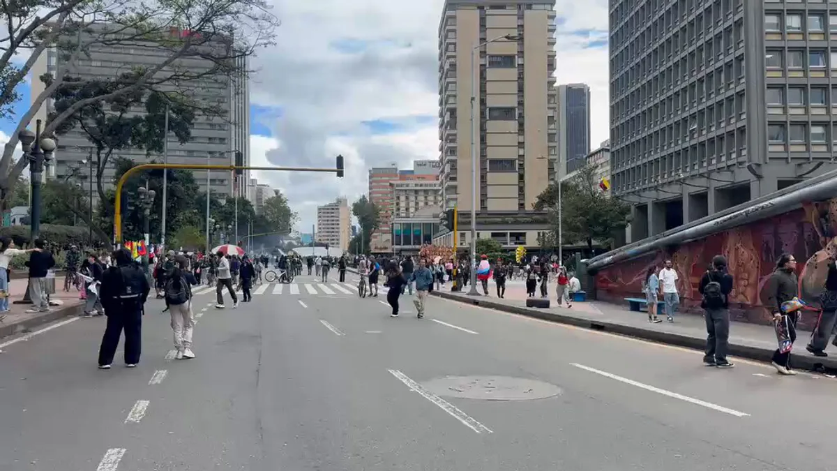 Bogotá'da genel grev protestoları şiddetlendi: TransMilenio durdu, ESMAD müdahale etti Bogotá'da genel grev protestoları şiddetlendi: TransMilenio durdu, ESMAD müdahale etti