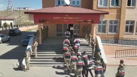 Jandarma 8 ilde çete operasyonu: 76 şüpheli tutuklandı, 3.23 milyar TL ortaya çıktı