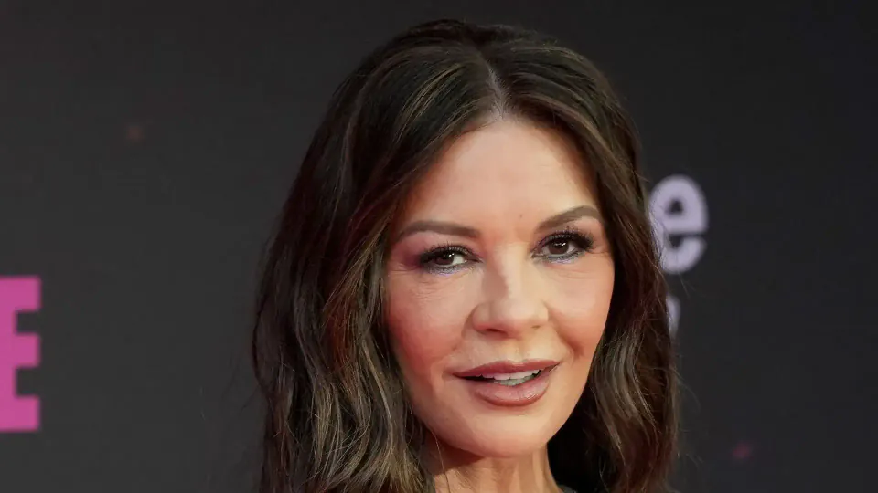 Catherine Zeta-Jones, 'Kill Jackie' premieresinde Zuhair Murad ile büyüledi: 'Nepo baby' tartışmalarına şık cevap görseli
