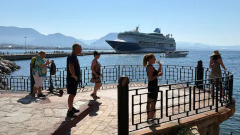 Marella Discovery Alanya Limanı'na Demirledi: Binlerce Turist Şehre İndi