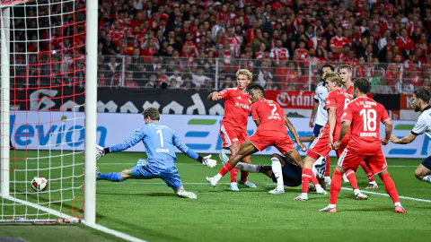 Union Berlin Schalke 04'ten 1-3 mağlup: Gosens eski takımıma gol attı, hakem sakatlandı