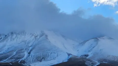 Süphan Dağı mevsimin ilk karıyla beyaza büründü: 4 bin 58 metre zirve karlı