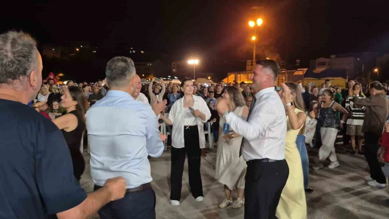 Kurucaşile Ahşap Tekne Festivali'nde Komik Anlar: Başkan ve Konuklar Elektrik Kesintisiyle Şok Yaşadı Kurucaşile Ahşap Tekne Festivali'nde Komik Anlar: Başkan ve Konuklar Elektrik Kesintisiyle Şok Yaşadı