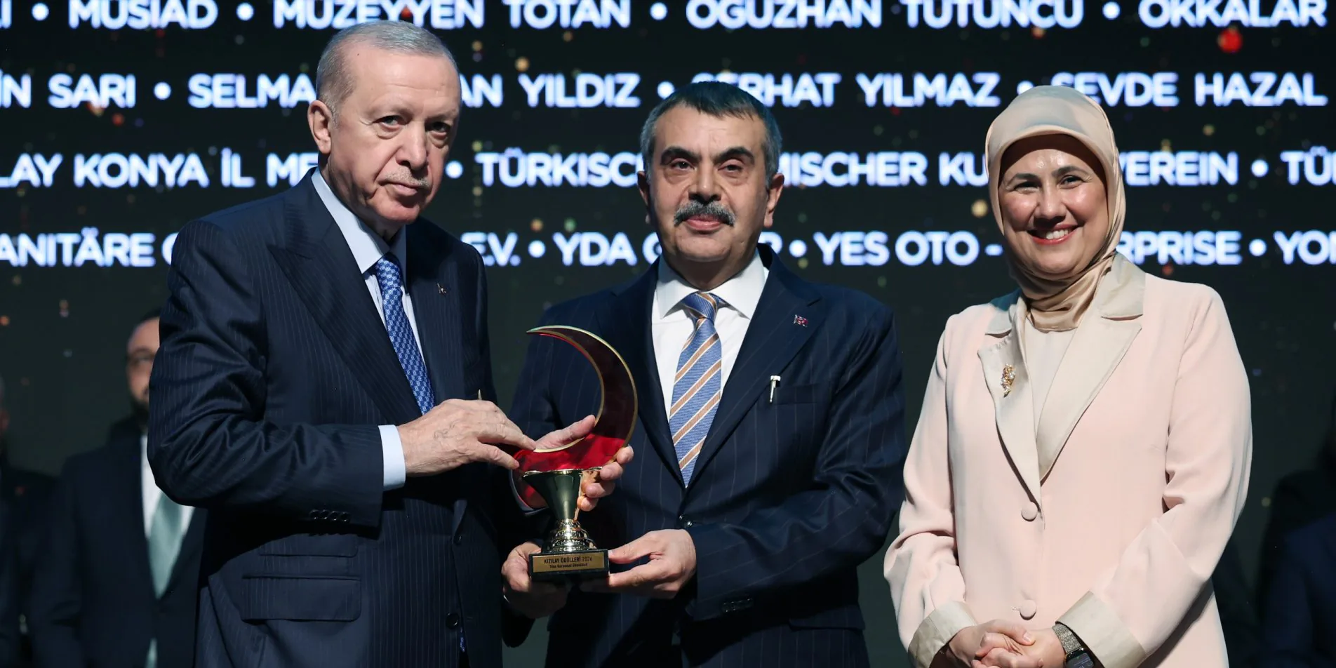 Bakan Yusuf Tekin'e Anlamlı Ödül: Yılın Kurumsal Gönüllüsü Seçildi Bakan Yusuf Tekin'e Anlamlı Ödül: Yılın Kurumsal Gönüllüsü Seçildi