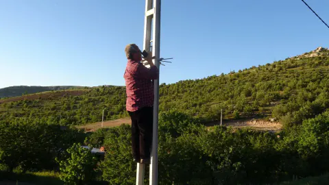 Malatya'da İletişim Çilesi: Telefon Çeksin Diye Elektrik Direklerine Çıkıyorlar