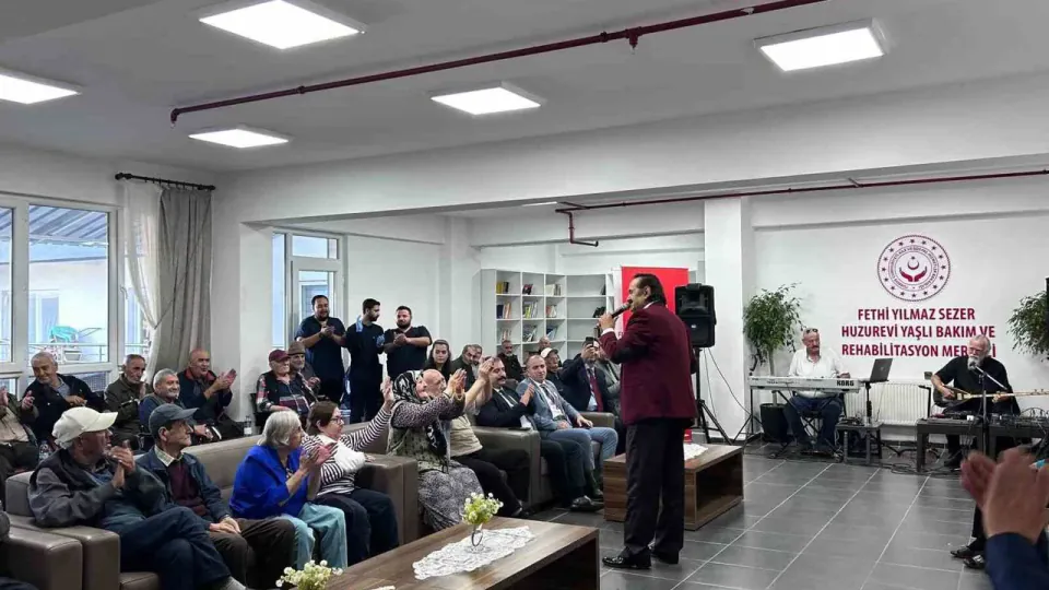 Eskişehir'de 1 Ekim Dünya Yaşlılar Günü: Huzurevi sakinleri ve koruma altındaki çocuklar müzikle buluştu görseli