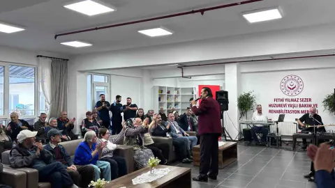 Eskişehir'de 1 Ekim Dünya Yaşlılar Günü: Huzurevi sakinleri ve koruma altındaki çocuklar müzikle buluştu