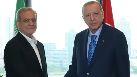 Cumhurbaşkanı Erdoğan ve İran Cumhurbaşkanı Pezeşkiyan Arasında Kritik Temas