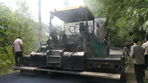 Bitlis Hizan'da 13 kilometrelik grup yola sıcak asfalt dökülüyor