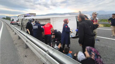 Erzincan-Erzurum Karayolunda Şoför Kontrolünü Kaybetti: 20 Yaralı