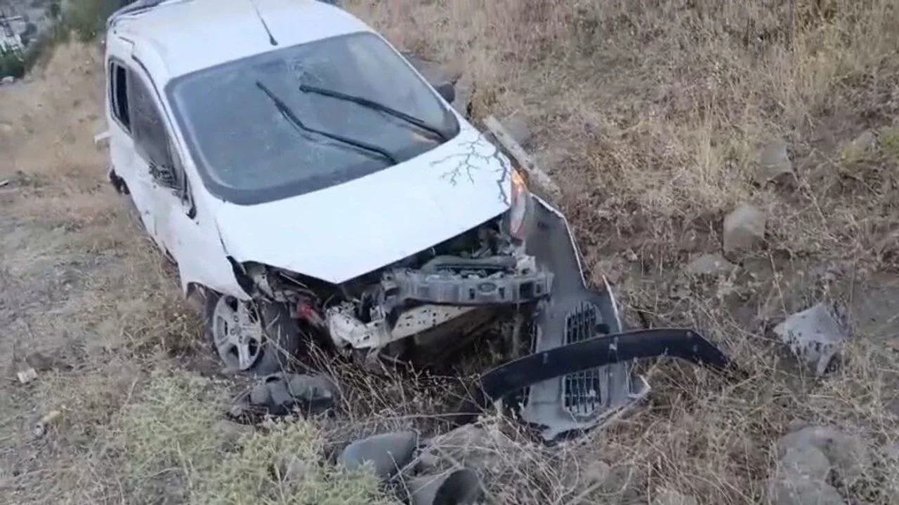 Batman Sason'da hafif ticari araç takla attı: 1 yaralı Batman Sason'da hafif ticari araç takla attı: 1 yaralı