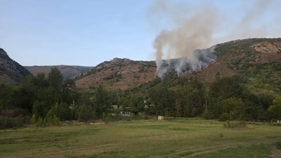Fransa'da Ariège Yangını 16 Saat Süredir Devam Ediyor: 20 Hektar Yakıldı görseli