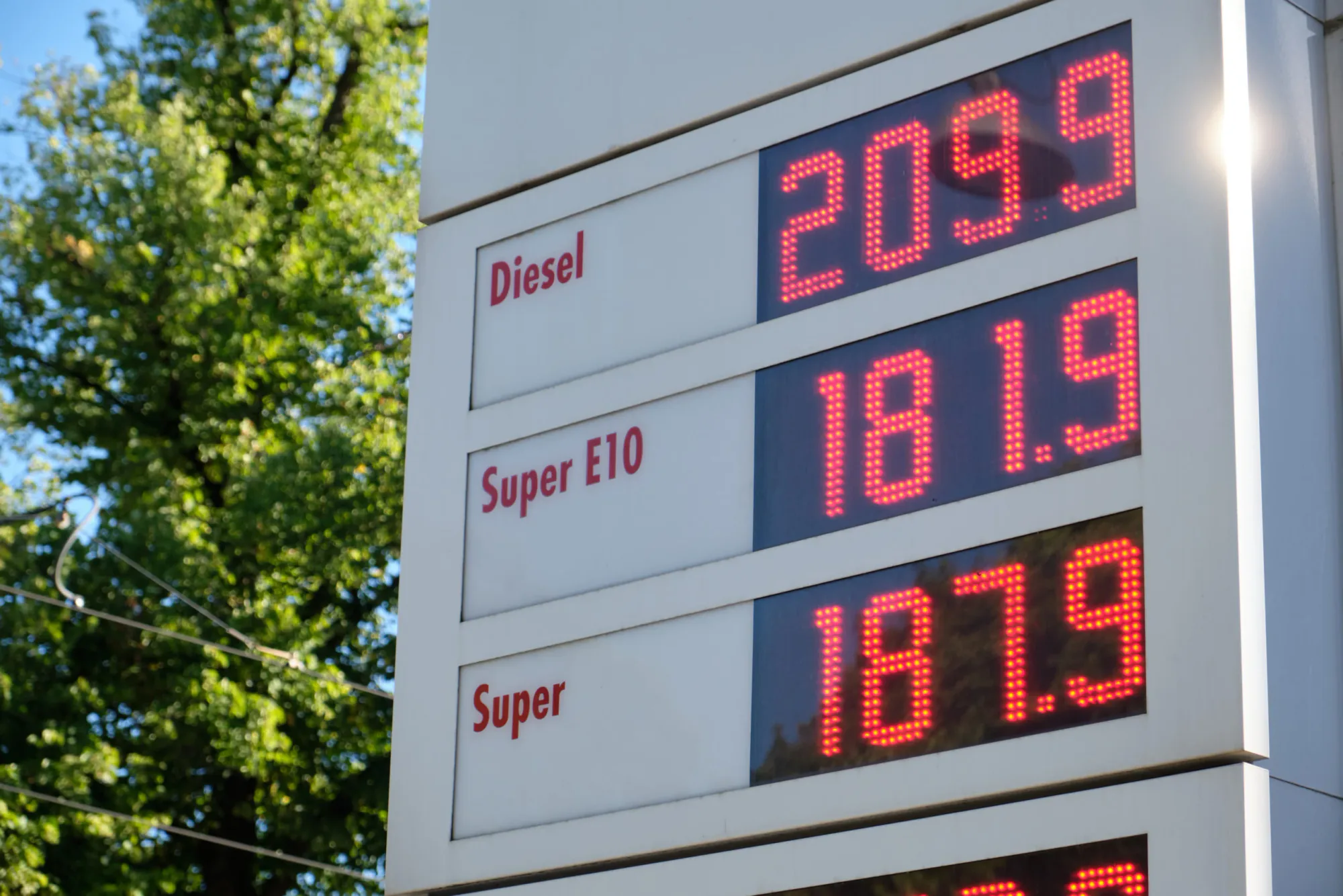 Almanya'da Akaryakıt Vergi İndirimi Tartışması: Petrol Endüstrisi 200 Milyon Euro Tuttu Almanya'da Akaryakıt Vergi İndirimi Tartışması: Petrol Endüstrisi 200 Milyon Euro Tuttu