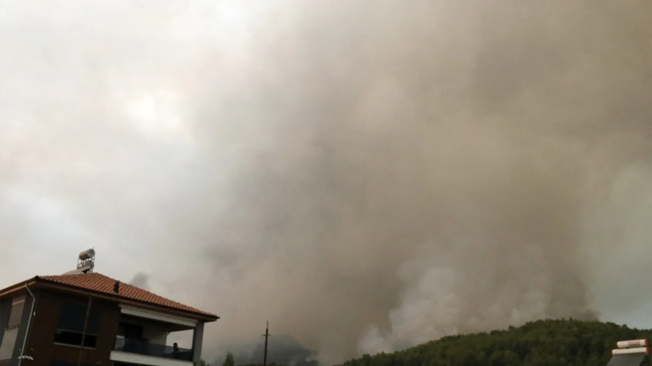 Antalya Kumluca'da orman yangını evlere sıçradı: 10 konut hasar gördü, ekipler hâlâ sahada Antalya Kumluca'da orman yangını evlere sıçradı: 10 konut hasar gördü, ekipler hâlâ sahada