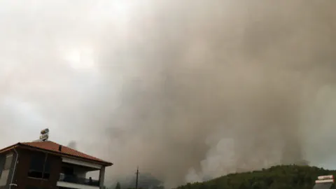Antalya Kumluca'da orman yangını evlere sıçradı: 10 konut hasar gördü, ekipler hâlâ sahada