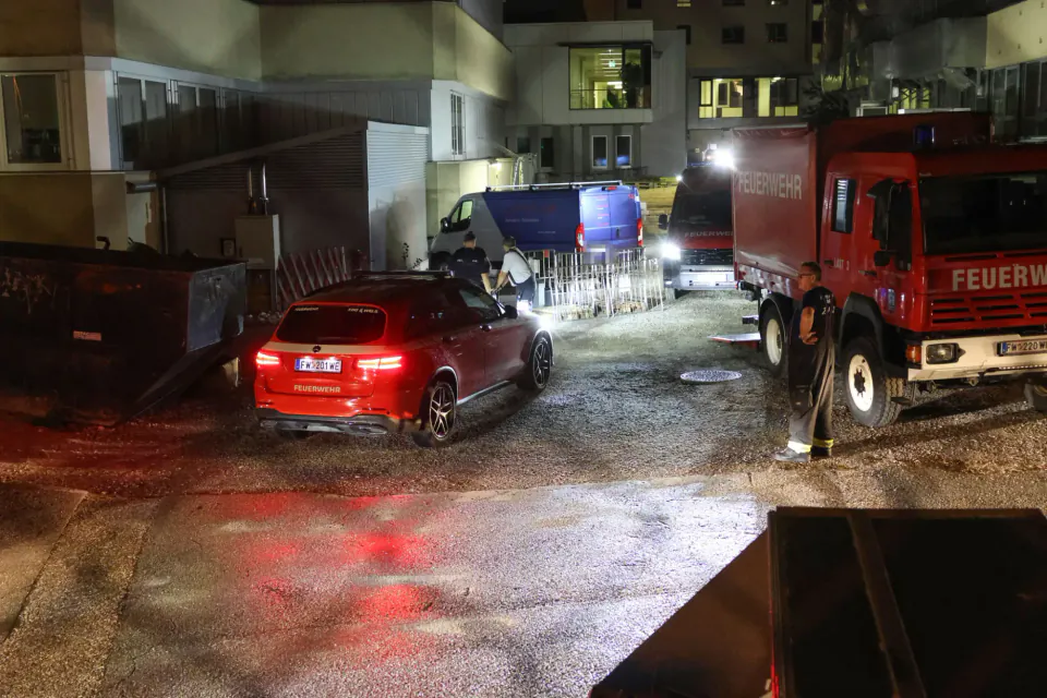 Avusturya'da Hastane Yangın Alarmı: Su Kaçağı Nedeniyle Çaldı, İtfaiye Saatlerce Çalıştı görseli