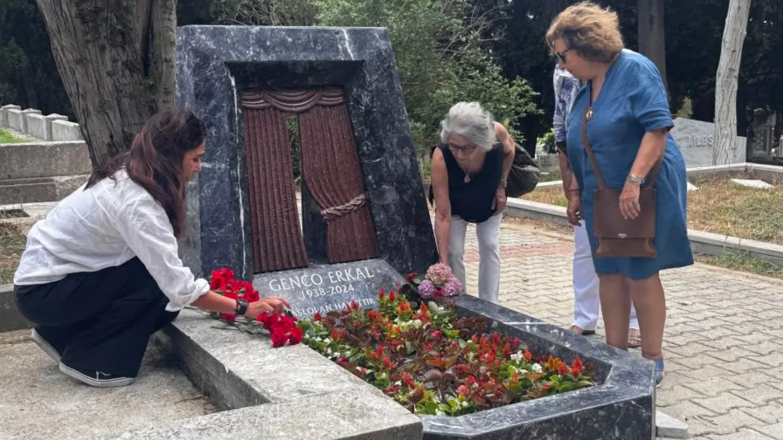 Usta Sanatçı Genco Erkal İçin Tiyatro Sahnesi Formunda Anıt Mezar Açıldı Usta Sanatçı Genco Erkal İçin Tiyatro Sahnesi Formunda Anıt Mezar Açıldı